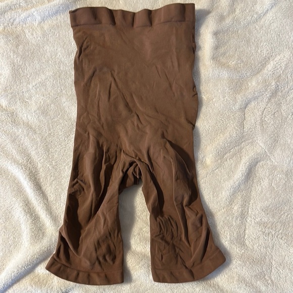 SKIMS SEAMLESS MID THIGH SCULPT BUTT ENHANCING Cocoa‎ SHORTS Medium - Picture 2 of 5